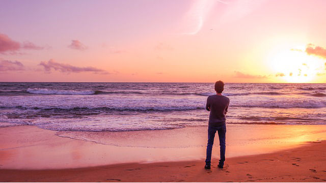 ein man am Meer