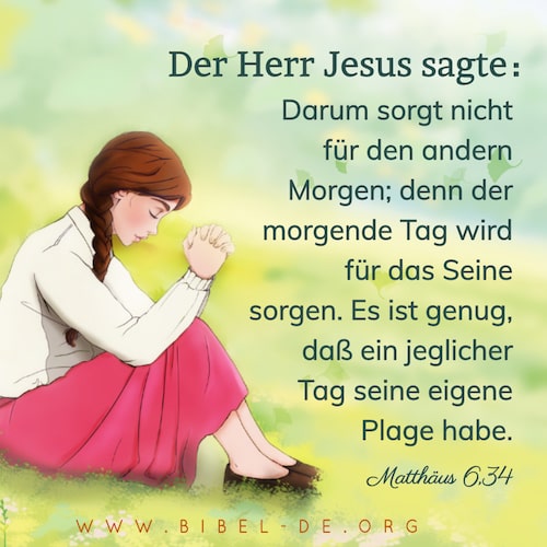 Auf dem Rasen sitzendes und betendes Mädchen