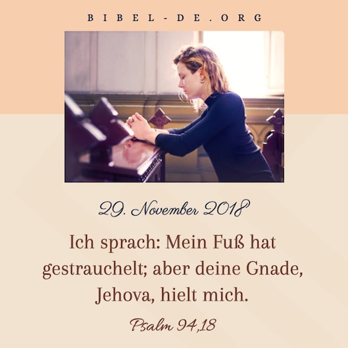 eine frau in der Kirche betet zu Gott