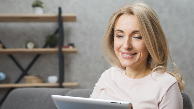 Eine Frau benutzt ein iPad