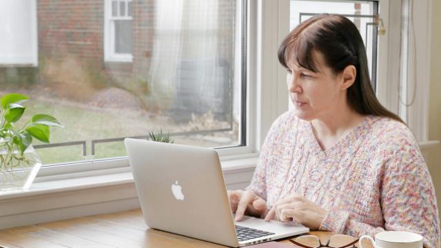 eine Christin arbeitet mit dem Computer