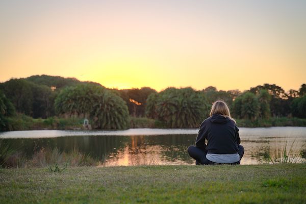 ein Mädchen am See sitzen