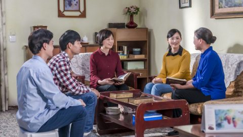 Was jene betrifft, die seit vielen Jahren an den Herrn Jesus geglaubt haben und für Ihn ihr ganzes Leben lang Opfer dargebracht haben,wenn sie das Werk des Allmächtigen Gottes in den letzten Tagen nicht annehmen, werden sie dann wirklich nicht in das Himmelreich entrückt werden können?