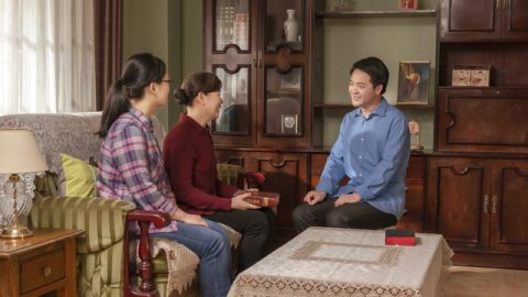 Ich habe über die Hälfte meines Lebens an den Herrn geglaubt. Ich habe unermüdlich für den Herrn gearbeitet und habe ständig nach seiner Wiederkunft Ausschau gehalten. Wenn der Herr gekommen ist, warum habe ich Seine Offenbarung dann nicht erhalten? Hat Er mich verlassen? Das hat mich sehr verwirrt. Wie erklärt ihr das?